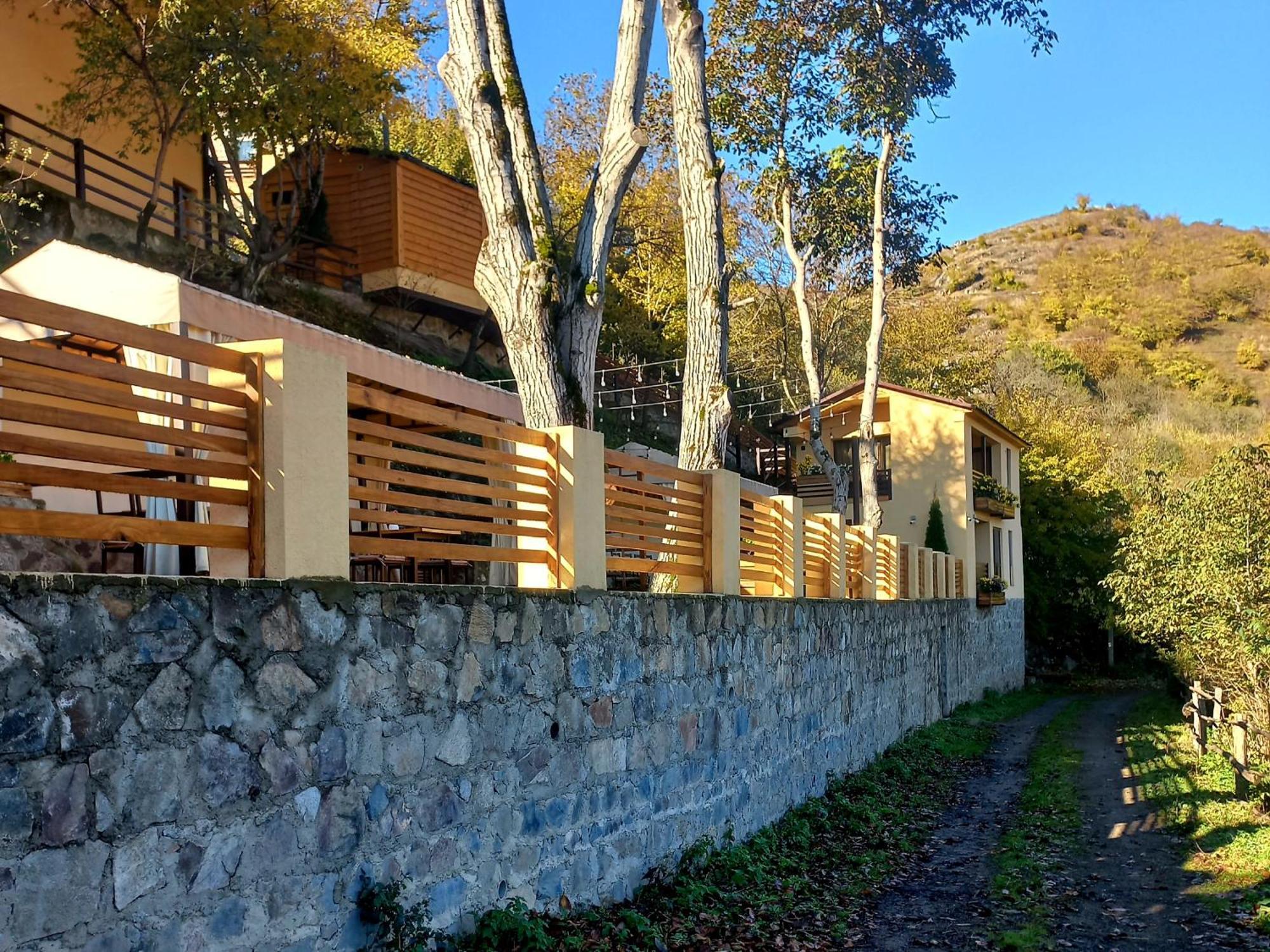Dilivita Rest House ディリジャン エクステリア 写真