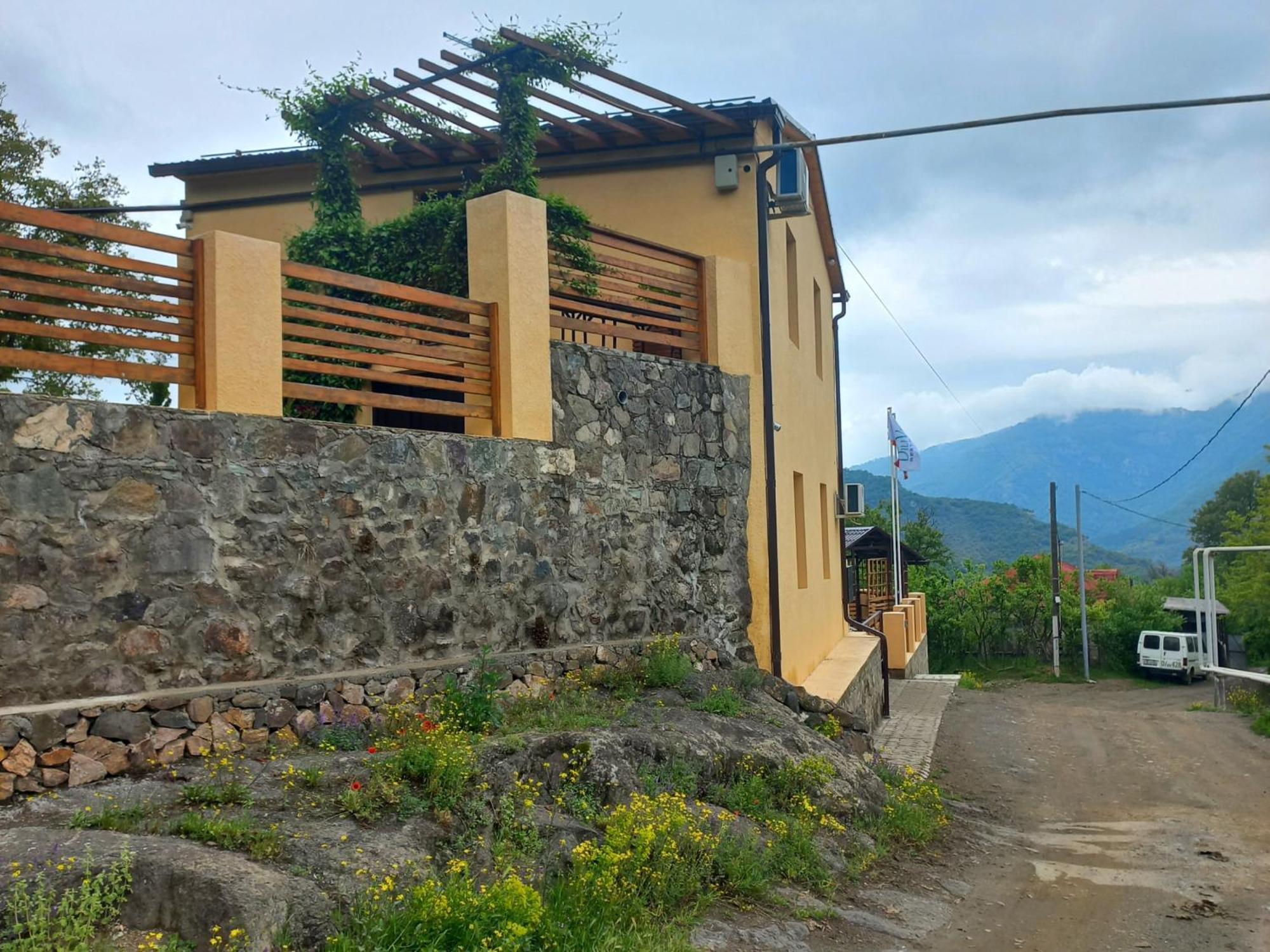 Dilivita Rest House ディリジャン エクステリア 写真