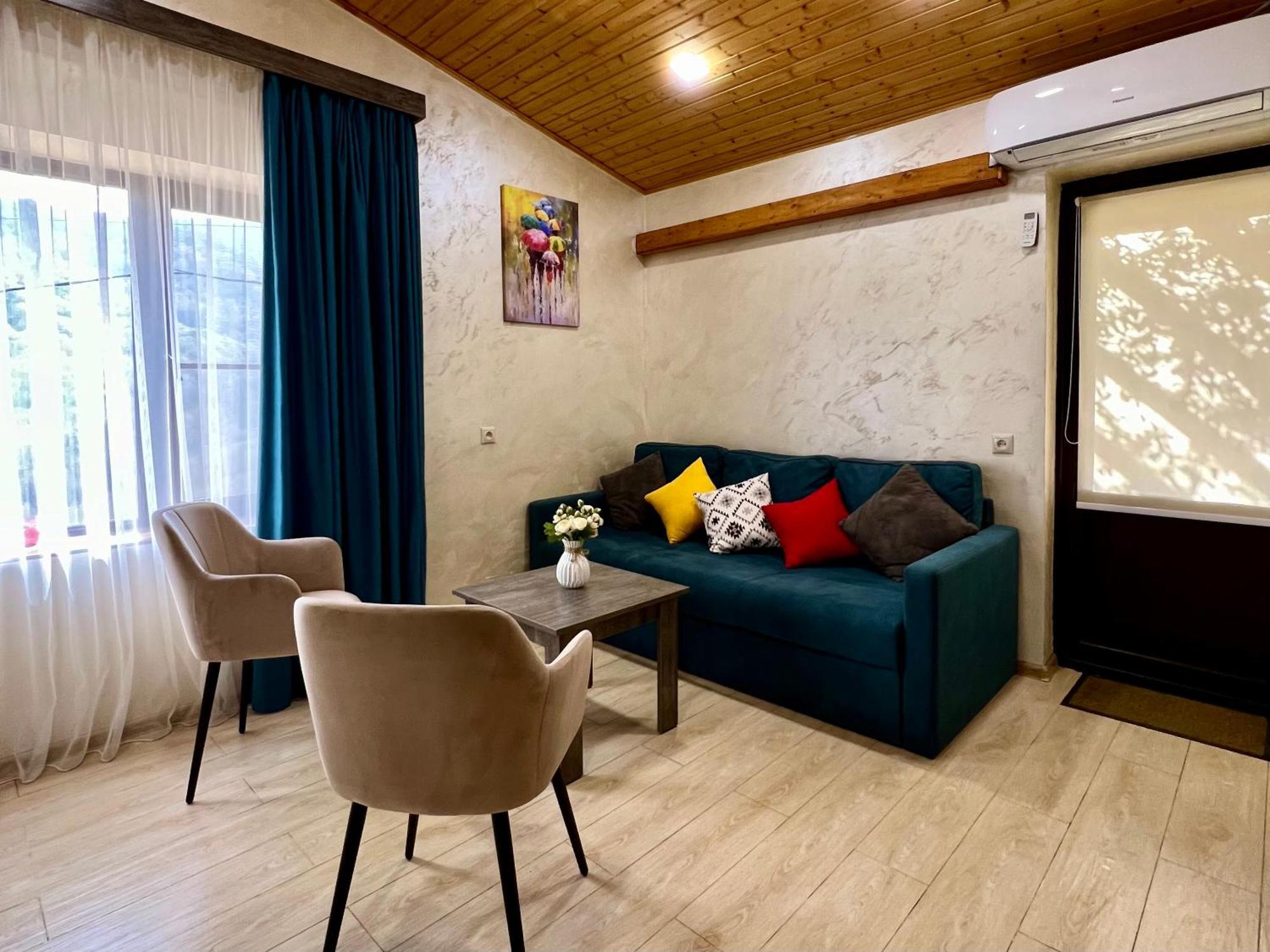 Dilivita Rest House ディリジャン エクステリア 写真